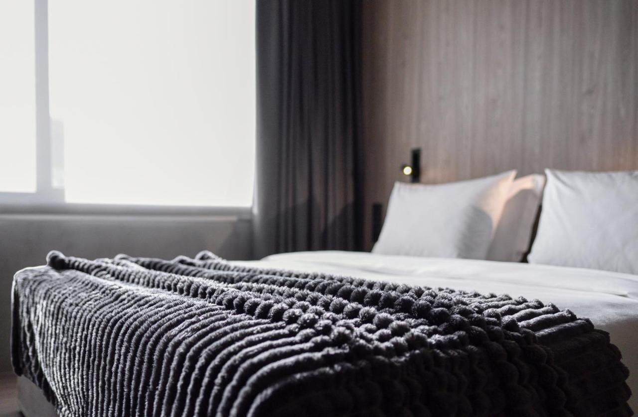 Onoma Hotel سالونيك المظهر الخارجي الصورة A bed with a throw