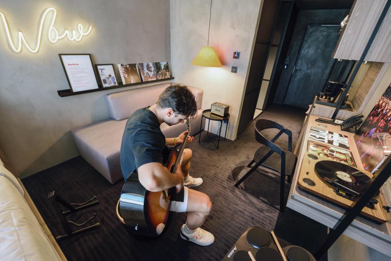 Onoma Hotel سالونيك المظهر الخارجي الصورة A tattoo artist working in a studio